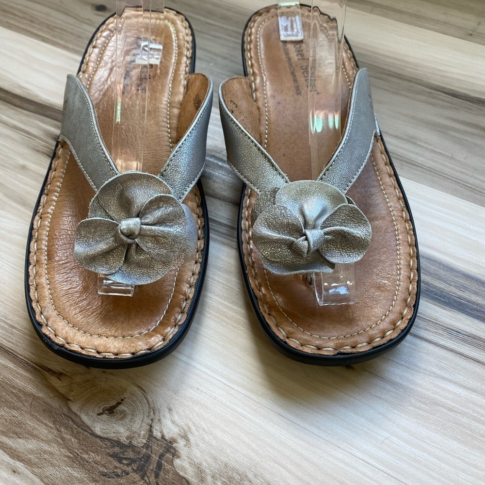 JOSEF SEIBEL leather Sandal silver strap w/ single flower accent size 9-9.5
